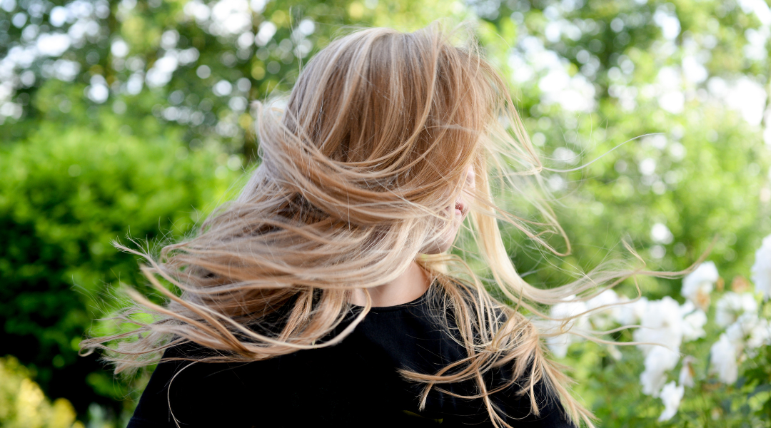 συμβουλές για να διατηρείται το ψυχρό ξανθό στα μαλλιά σας