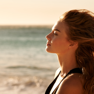 sincare kyana περιποίηση μαλλιών το καλοκαίρι-κοπέλα σε παραλία