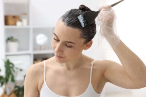 Πώς να Βάψω τα Μαλλιά μου Μόνη μου